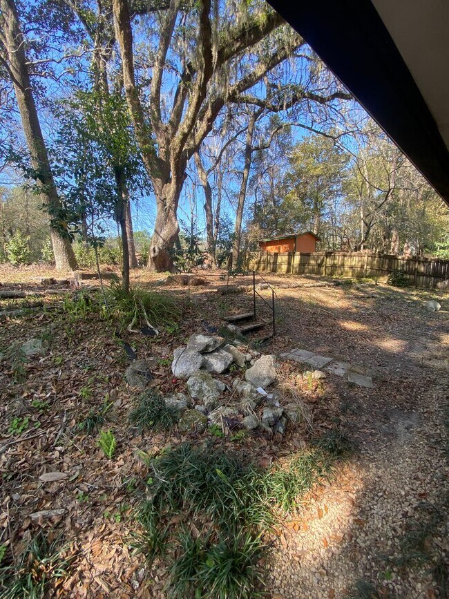 Building Photo - Gorgeous 3 Bedroom 2 Bathroom Single-Family! Freshly Remodeled!