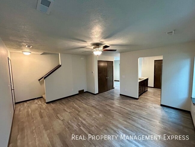 Building Photo - 3 Bed 1.5 Bath in West Sioux Falls