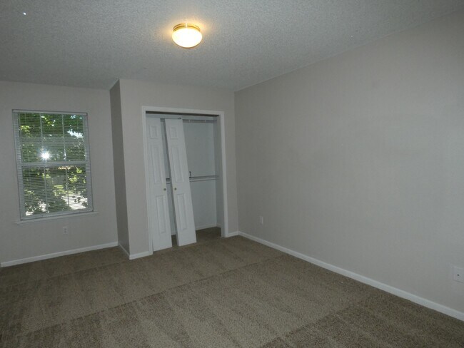 Building Photo - 833 Spring Ct