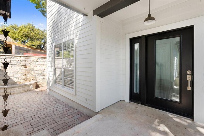 Building Photo - 210 Le Grande Ave