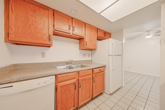 Building Photo - Value priced in North Phoenix!