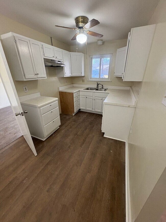 Building Photo - 4 bedroom home in Sherwood. Central air and heat.