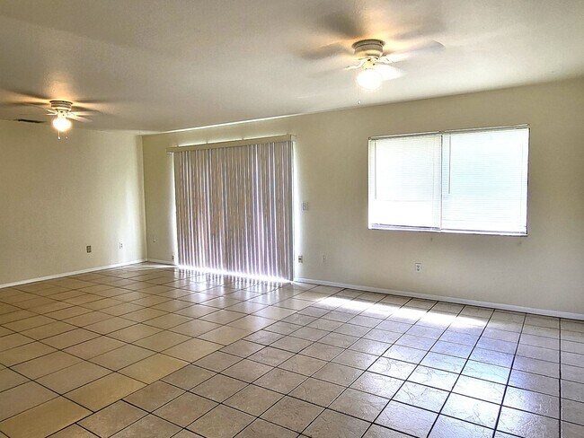Building Photo - Spacious Rooms~Sunny~Large Yard~3Beds2Bath...