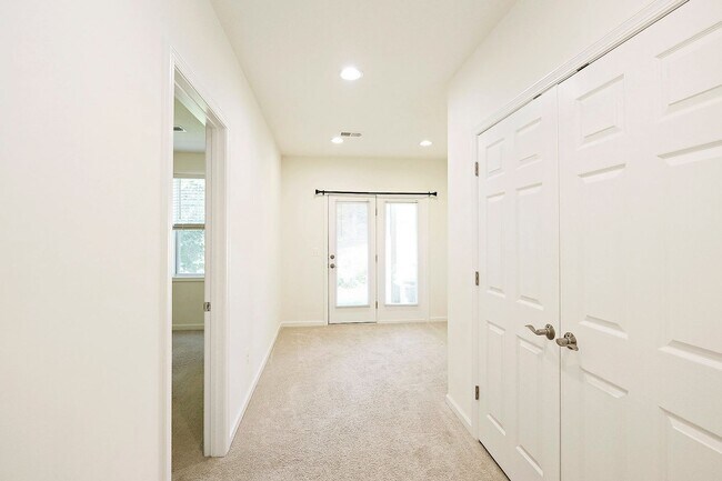Building Photo - Pet-Friendly Fry's Spring Townhome Near 5t...