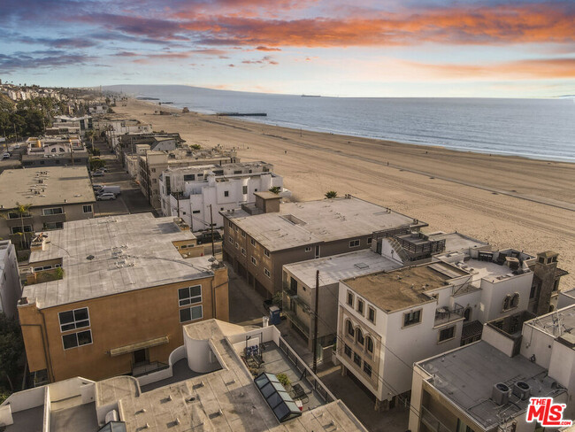 Building Photo - 6209 Ocean Front Walk