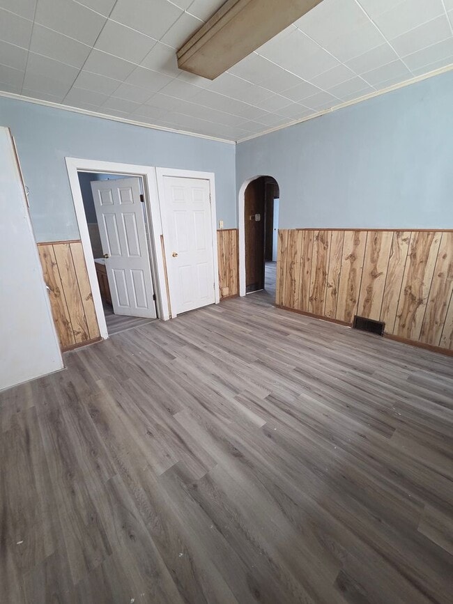 Building Photo - 612 E 14th St