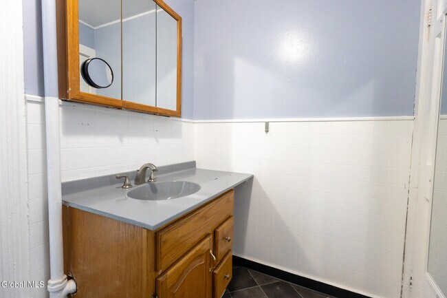 Building Photo - 104 Lawrence St