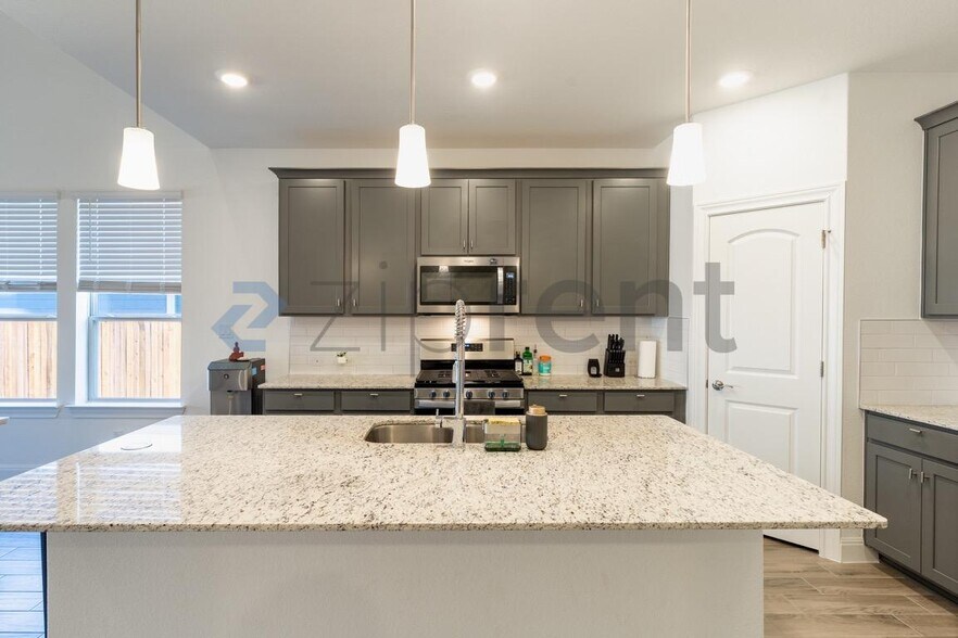 Building Photo - 113 Redonda Dr