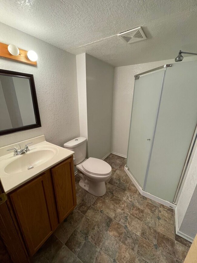 Building Photo - ~ APPLICATIONS PENDING ~ 4 bedroom, 2 bath...