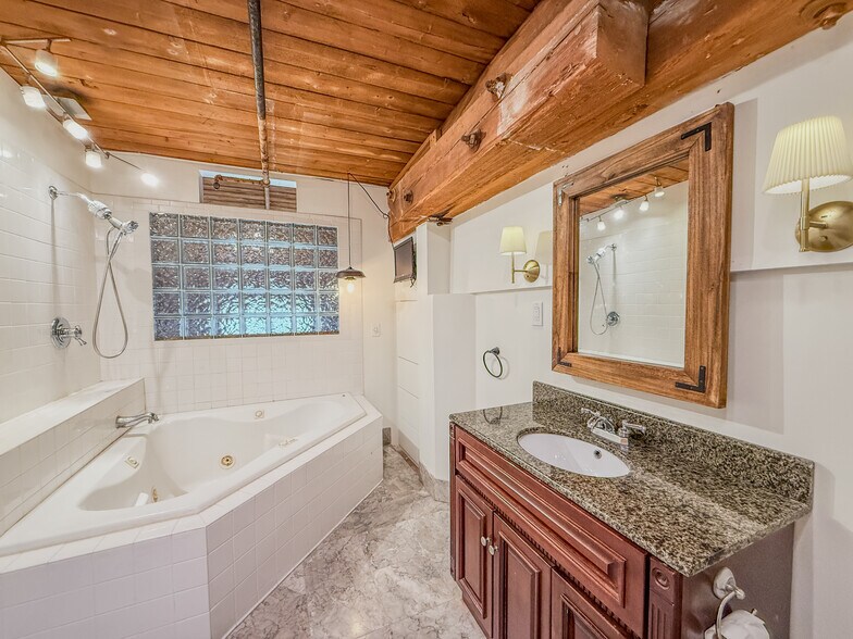 Building Photo - 494 Woonasquatucket Ave