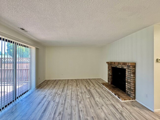 Building Photo - Salmon Creek Condo with Swim, hot tub and ...