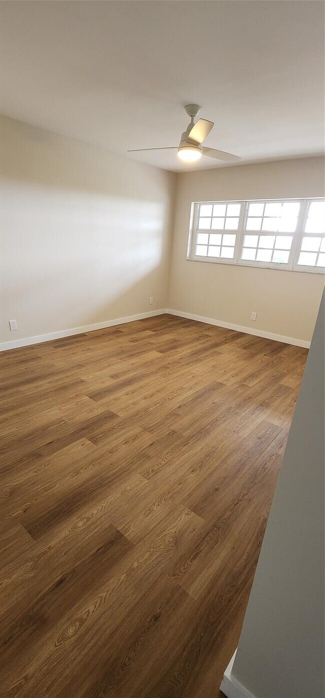 Building Photo - 3150 N Palm Aire Dr