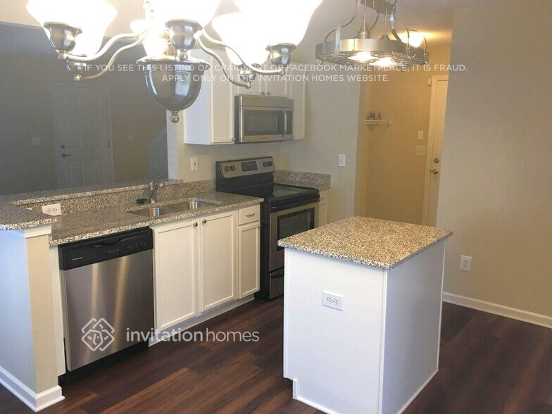 Building Photo - 8142 Chatham Oaks Dr
