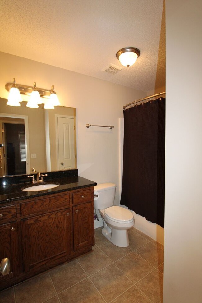 Building Photo - Popular Linwood Plantation - 3/2, huge fen...