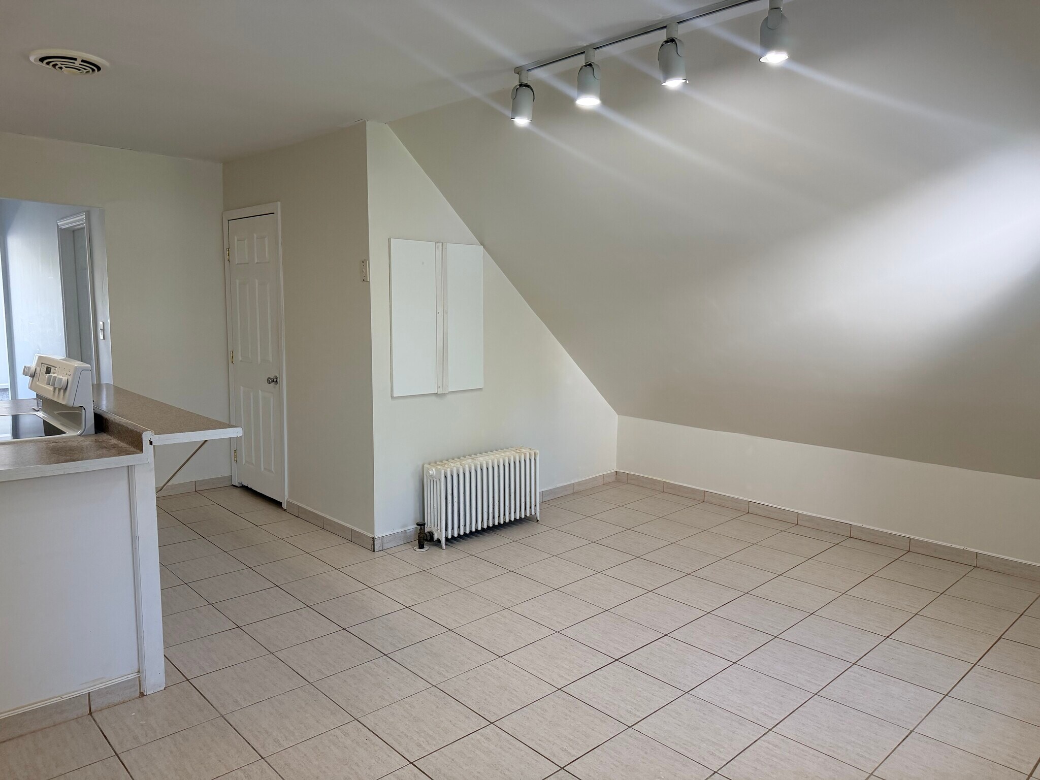 Building Photo - 103 Grove St