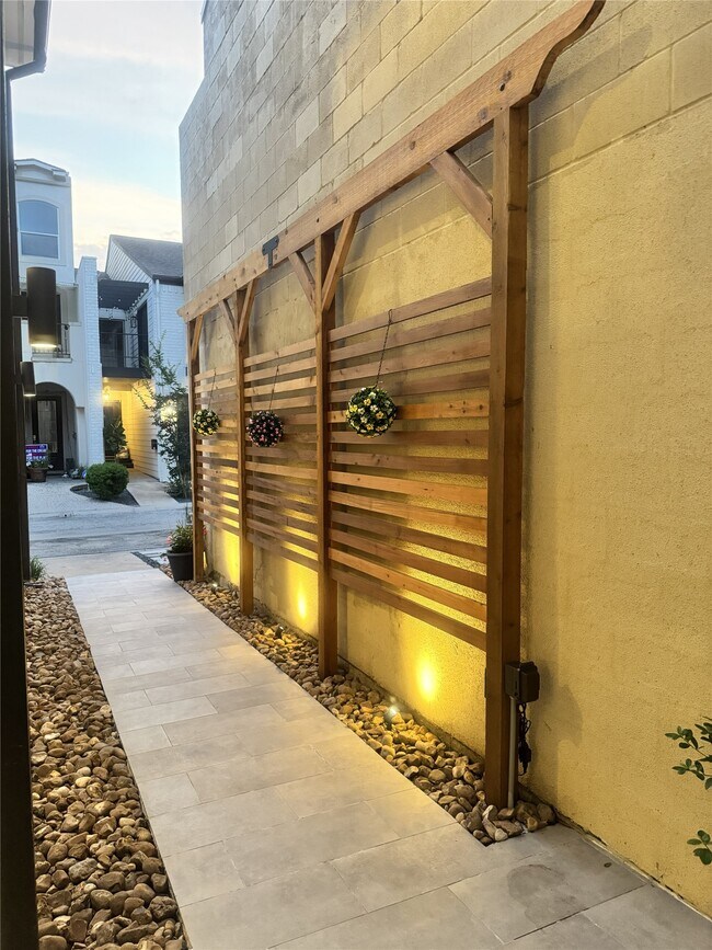 Building Photo - 516 S Post Oak Ln
