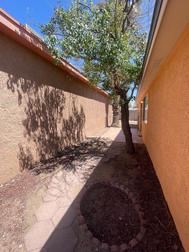 Building Photo - Charming 3-bedroom, 2-bathroom Home locate...