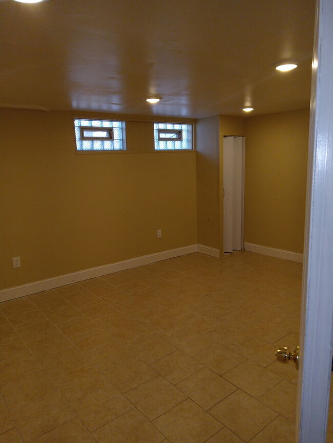 Building Photo - 3 bedroom 2 bathroom