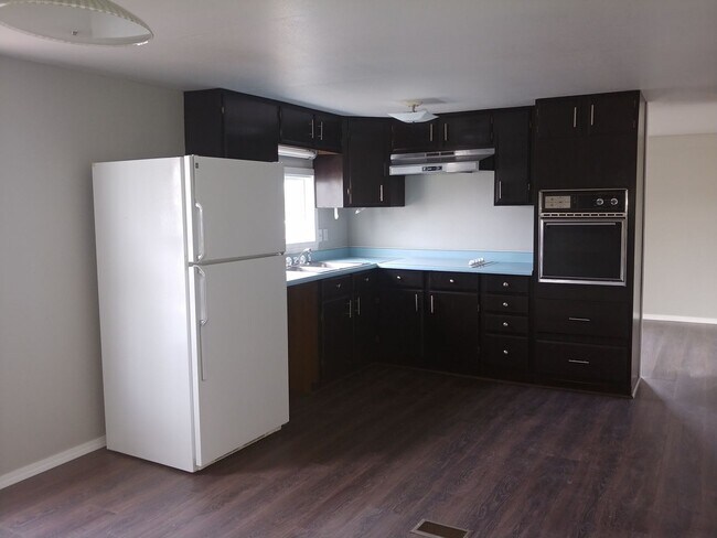 Building Photo - 3 Bedroom Family Home