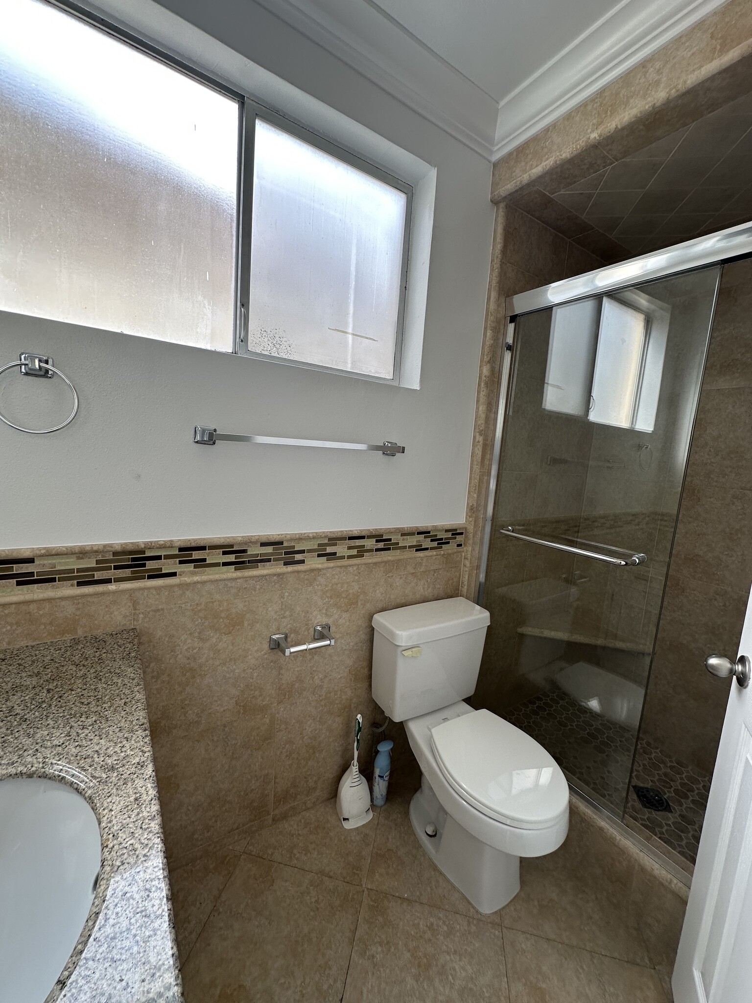 primary bathroom - 1032 N Gardner St