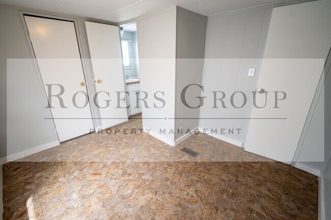 Building Photo - 385 Julian Smith Rd