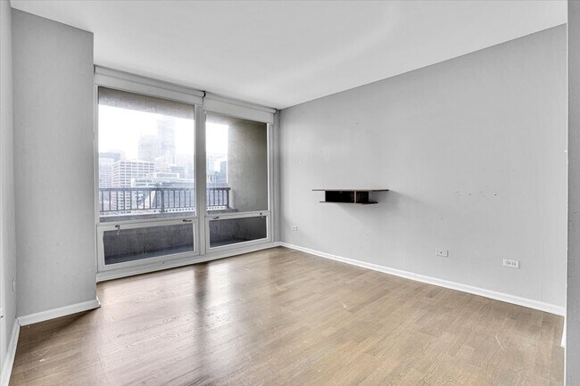 Building Photo - 345 N La Salle Dr