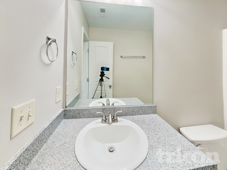 Building Photo - 17 Carriage Hls Dr SE