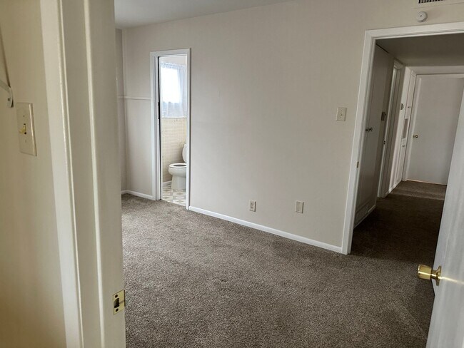 Building Photo - 409 Garcia St NE