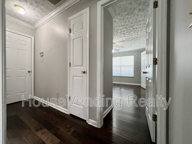 Building Photo - 9735 Hawkdale Ln