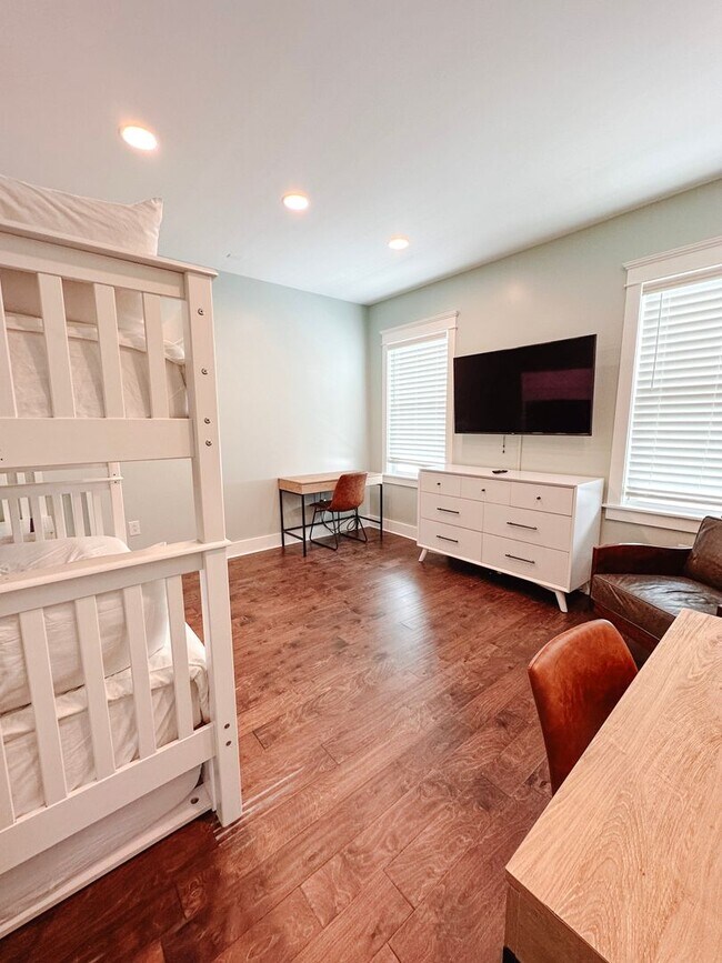 Building Photo - New, exclusive 3200 sq ft 4 bedroom/3.5bat...