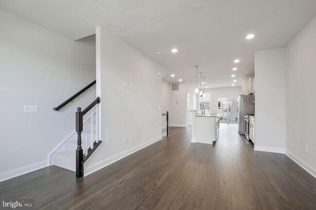Building Photo - 527 E 7th St