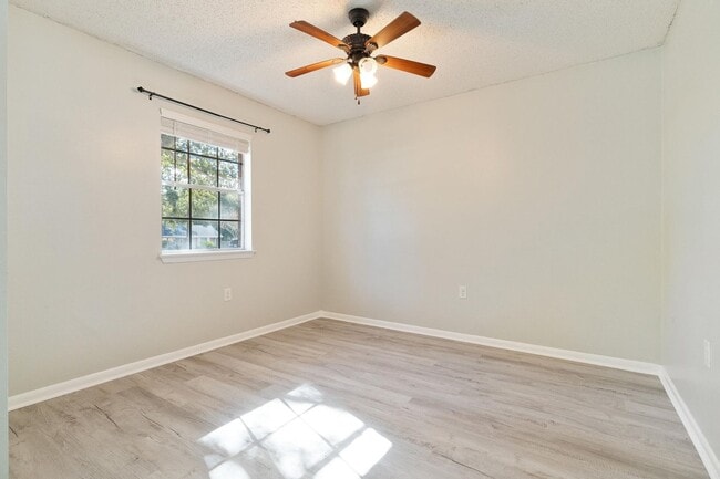 Building Photo - Great Cul-De-Sac Location in Fort Walton B...