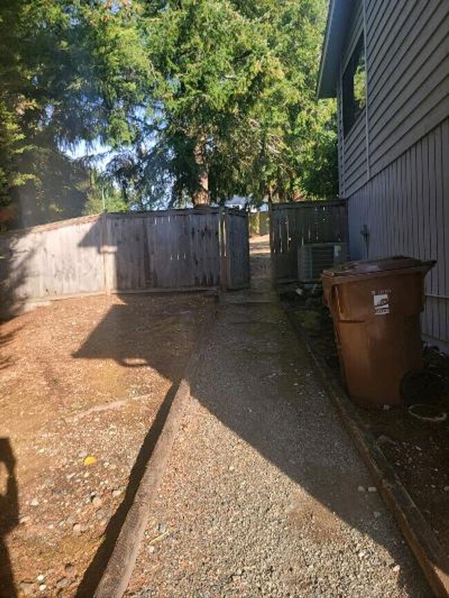 Building Photo - Classic North Tacoma 4 Bedroom Tri-Level with Peak a Boo View!