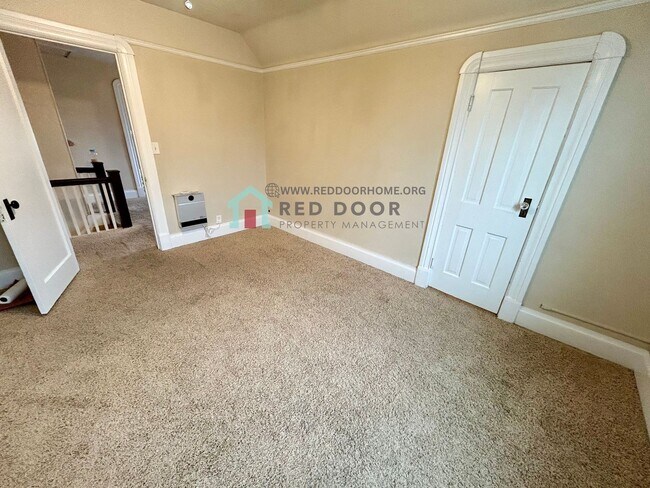 Building Photo - Spacious and inviting 3 bed, 2 bath rental