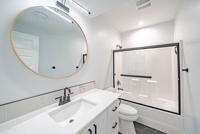 Building Photo - Stunning 5-Bed, 3-Bath Home in a Desirable...