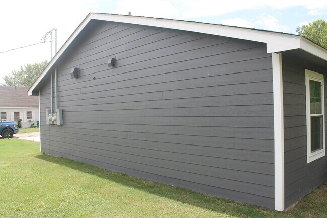 Building Photo - 301 E Bowie St