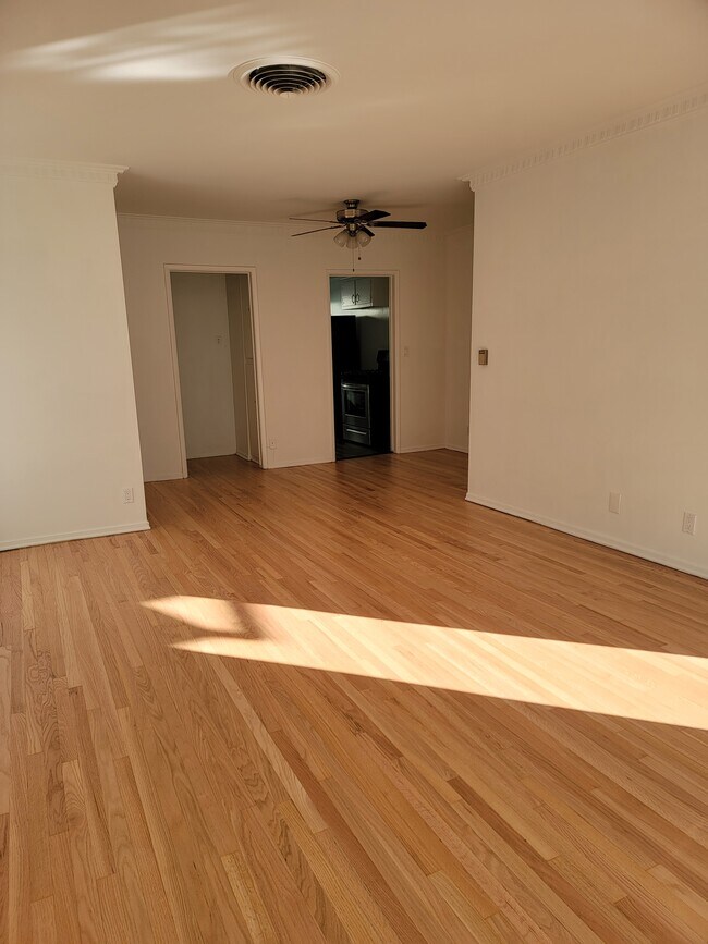 Building Photo - 8206 De Longpre Ave