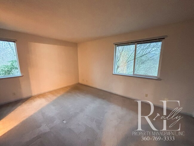 Building Photo - Top-Floor 1-Bedroom Condo with Stunning Mo...