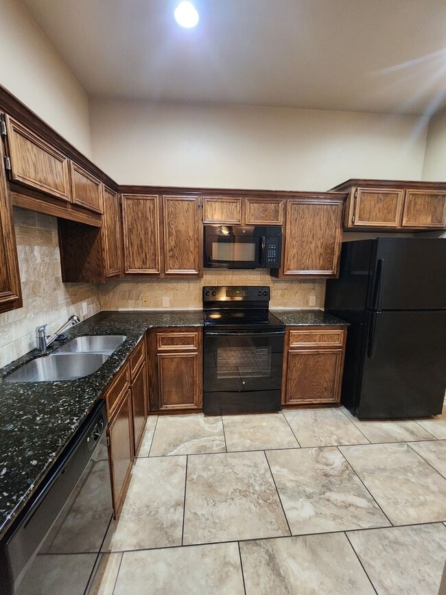 Building Photo - Beautiful 3 bed/2 bath Duplex off of Bunny...