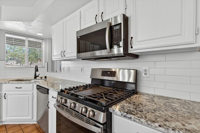 Building Photo - 2413 Agua Fria Dr NE