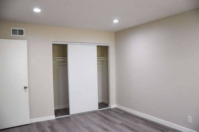 Building Photo - Olive (815) North