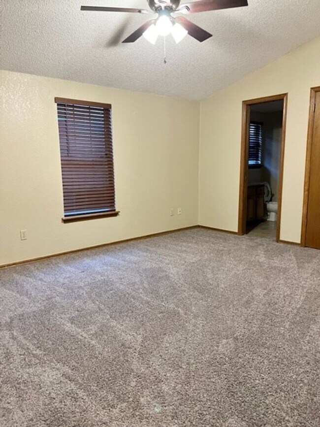 Building Photo - Updated 3-bed 2-bath 2-car in SW Moore