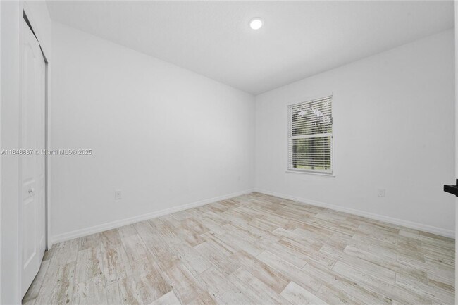 Building Photo - 1106 W Oak St