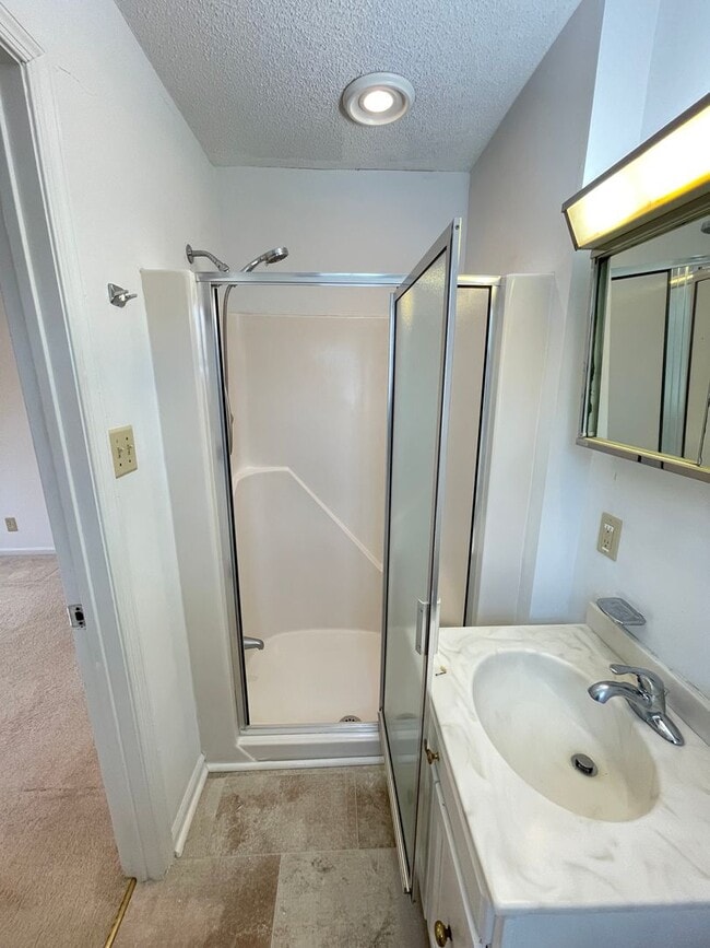 Building Photo - Lovely 3br 2ba home in quiet Chapel Hill neighborhood, walking distance to McDougle Elementary!