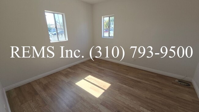 Building Photo - Detached Front House with Laundry Hookups and Garage Parking