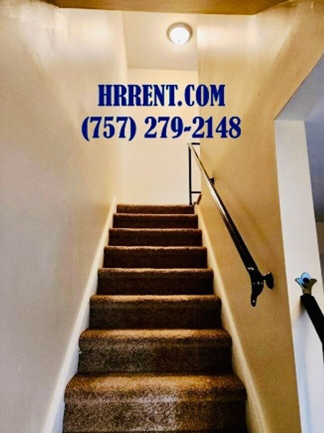 Building Photo - Cozy 3 Bedroom 1.5 Bathroom Townhouse located in the Denbigh-Warwick area of Newport News, VA!