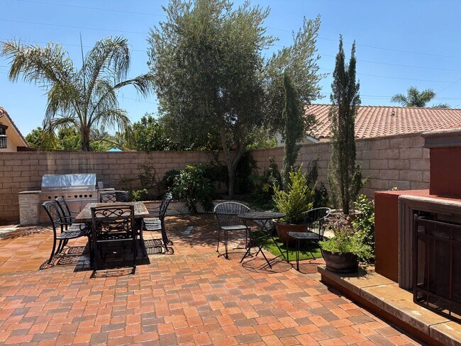 Building Photo - Spectacular-Remodeled 4-Bedroom Home with Pool, Spa, + 600 sqft Bonus Space in lovely Sylmar neig...