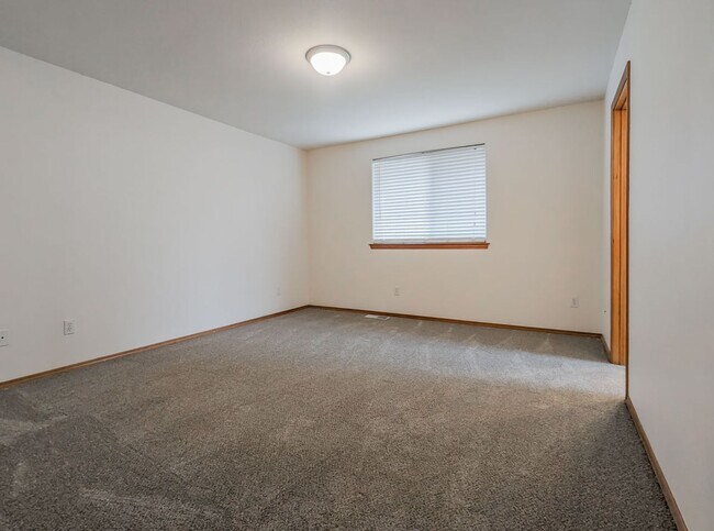 Building Photo - Beautiful updated 5bd/2.5ba home is move in ready!