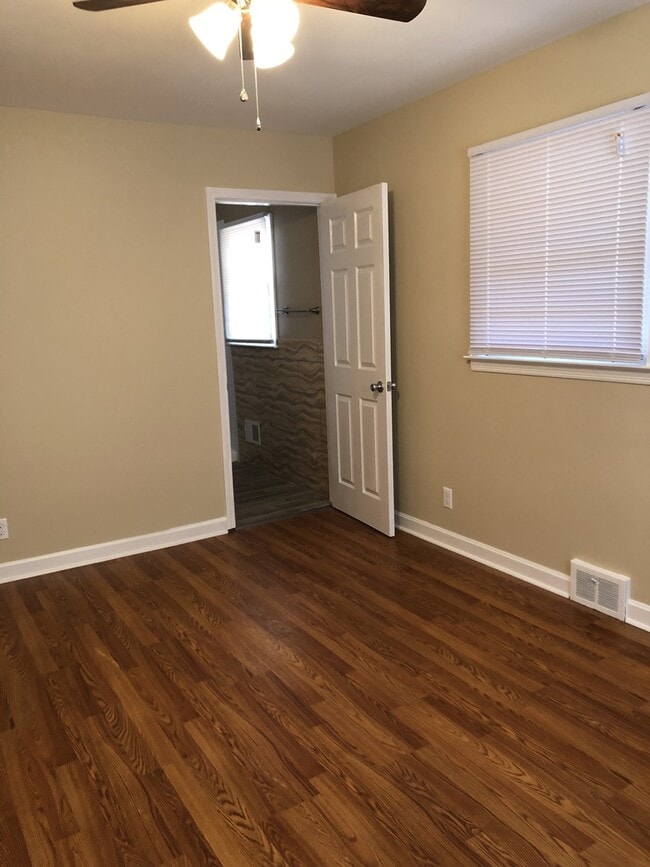 Building Photo - Convenient South Location!  3 Bedrooms / 2 Bathrooms