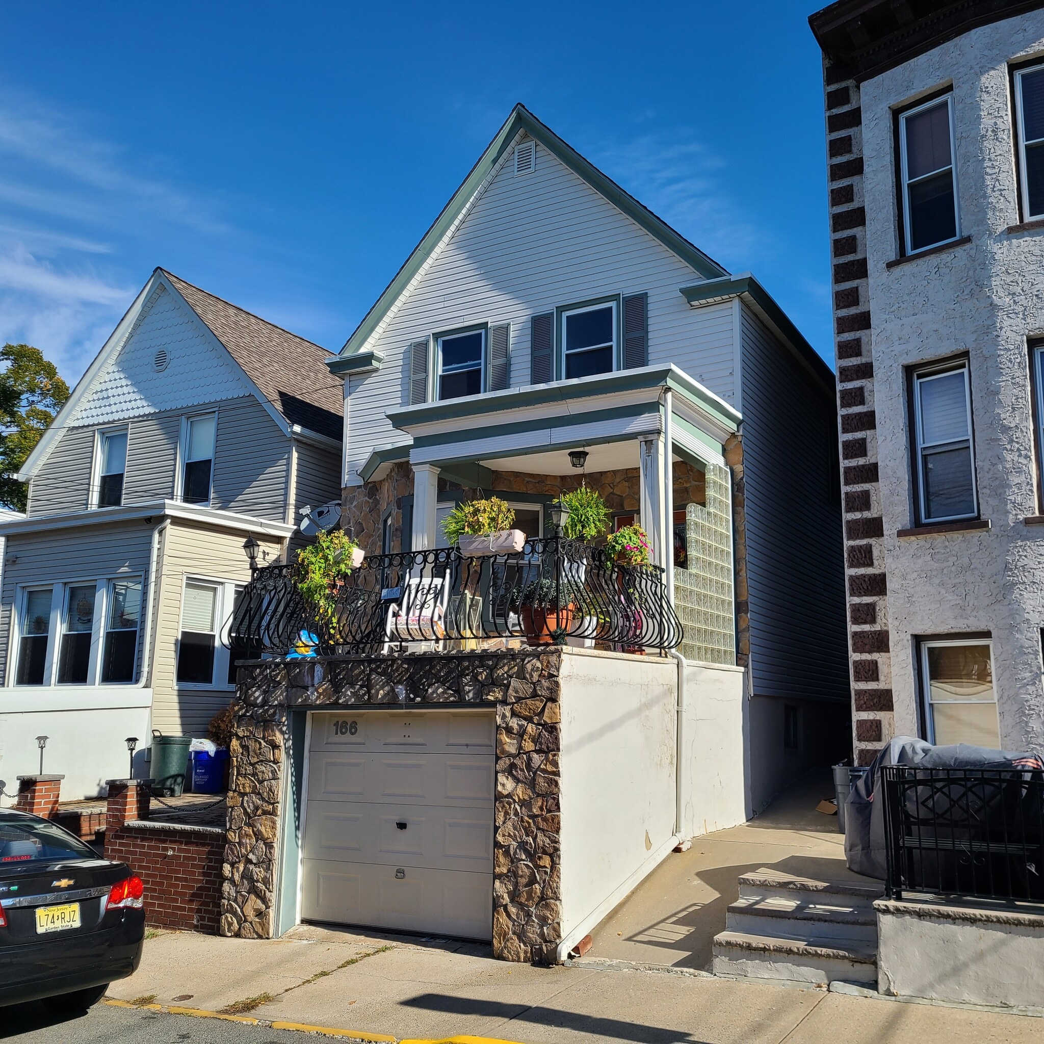 Building Photo - 166 Huber St